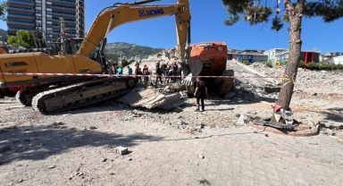 Yıkım Çalışmasında Facia: Operatörle Birlikte İş Makinesi Enkaz Altında Kaldı
