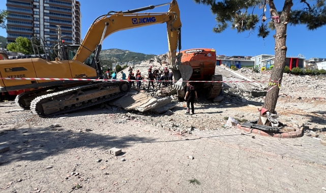 Yıkım Çalışmasında Facia: Operatörle Birlikte İş Makinesi Enkaz Altında Kaldı