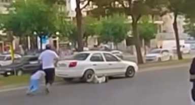 Babalarıyla Yolun Karşısına Geçen Çocuklara Otomobil Çarptı: O Anlar Kamerada