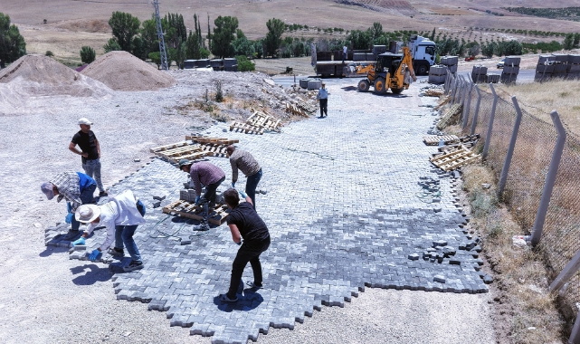 Büyükşehir’den Elbistan Yapılı ve Keçemağara’da Çevre Düzeni ve Yol Çalışması