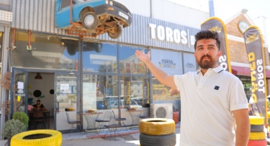 Depremde Yarısı Enkazda Kalan Otomobilin Geriye Kalan Kısmını Dükkânına Astı