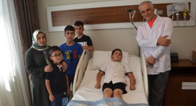 Kemik Kısalığı Olan Efe'nin Önce Sağ Kolu Uzatıldı Şimdi İse Sol Kolu İçin Tedavi Görüyor