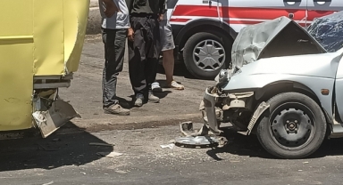 Otomobil Otobüse Çarptı: 2 Yaralı