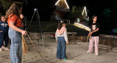 Anne ve Kızlar Doğada Buluştu; Eğlence ve Sevgi Dolu Bir Gün