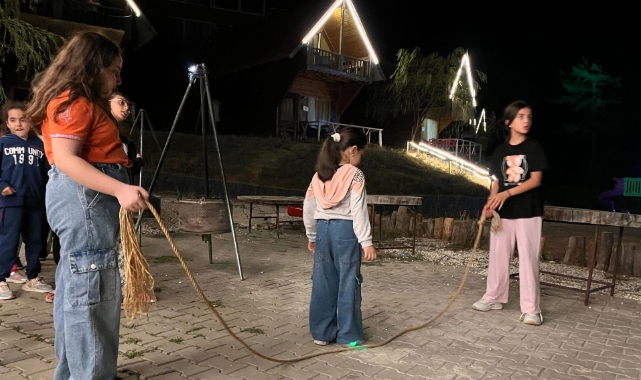 Anne ve Kızlar Doğada Buluştu; Eğlence ve Sevgi Dolu Bir Gün