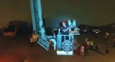 Balkondan Düşen Çocuk İş Yeri Çatısında Mahsur Kaldı