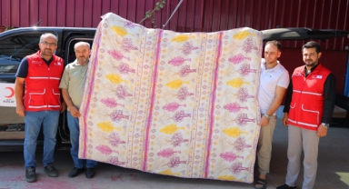 Deprem Şehri Kahramanmaraş'ta Esnaf, Bin Adet Yorgan Bağışı Yaptı