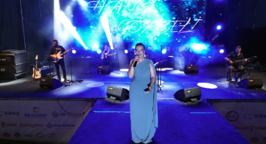 Geleneksel Ağustos Fuarı’nda Hatice Gökçeli’den Türkü Ziyafeti