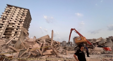 Kahramanmaraş’ta Bina Yıkımı Sırasında İş Makinası Operatörü Göçük Altında Kaldı