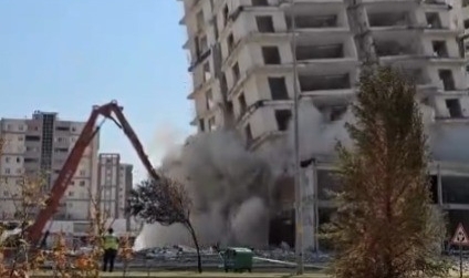 Kahramanmaraş'ta Hasarlı Bina Böyle Yıkıldı