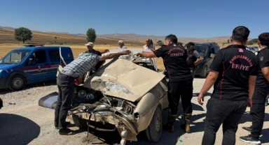 Kamyonet İle Otomobil Çarpıştı: 2 Yaralı