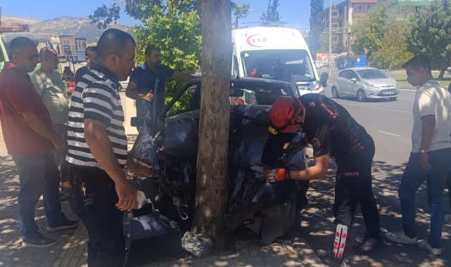 Otomobil Ağaca Çarptı, Sürücü Yaralandı
