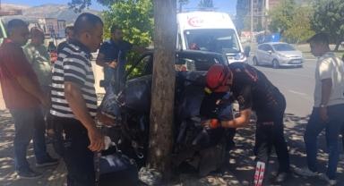 Otomobil Ağaca Çarptı, Sürücü Yaralandı