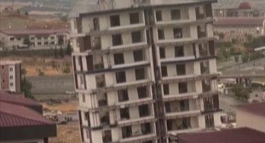 Hasarlı Bina Yıkıldı