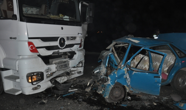 Tır İle Otomobil Kafa Kafaya Çarpıştı: 3 Ölü