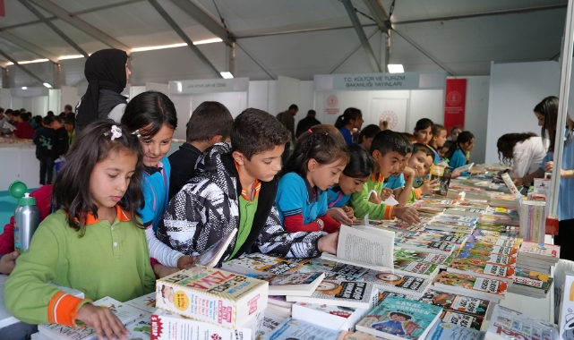 10. Uluslararası Kitap Fuarı, İlk Gününde 20 Bin Ziyaretçiyi Ağırladı