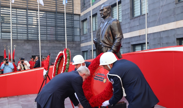Cumhuriyet Bayramı Kutlamaları, Atatürk Anıtı’na Çelenk Sunumu ile Başladı