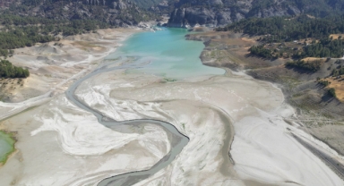 Dron Kamerası Kuraklığı Gözler Önüne Serdi: Barajda Sular Çekildi, Köylüler Acur Ekti