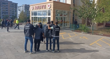 Kahramanmaraş'ta Aranan 2 Hükümlü Yakalanıp Cezaevine Gönderildi