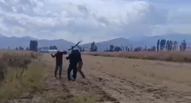 Kızının Gözü Önünde Babayı Darbettiler: Olay Anı Kamerada