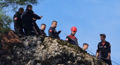 Sarp Kayalıklarda Mahsur Kalan Keçi Kurtarıldı