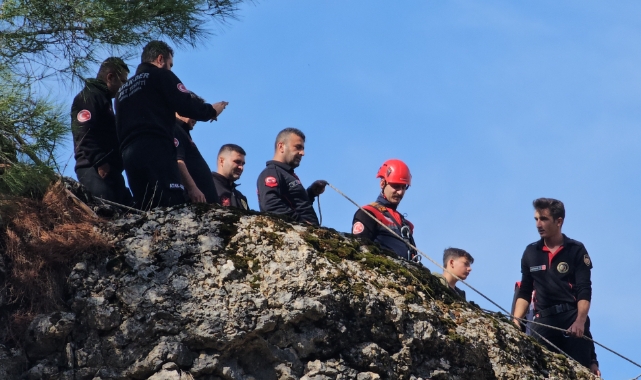 Sarp Kayalıklarda Mahsur Kalan Keçi Kurtarıldı