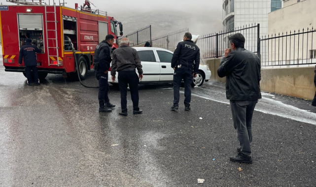 Kahramanmaraş'ta Park Halindeki Otomobil Alev Aldı