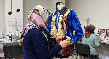 KAMEK’in Giyim Atölyesinde Kadın Eliyle Üretim ve Dönüşüm