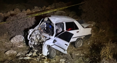 Otomobil Kayalıklara Çarptı: 1 Ölü, 1 Yaralı