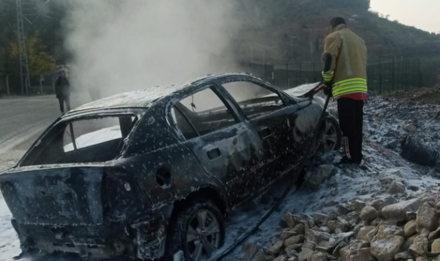 Alev Alev Yanan Otomobil Hurdaya Döndü