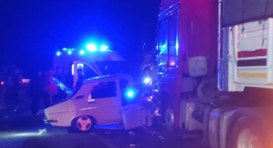 Otomobil Tırlarla Çarpıştı: 1 Ölü, 1 Yaralı