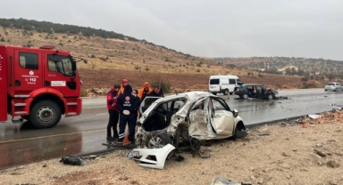 Otomobillerin Hurdaya Döndüğü Kazada Doktor Öldü, 2 Kişi de Ağır Yaralandı