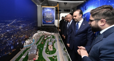 Bakan Kacır’dan Büyükşehir’in Bilim Otobüsü’ne Övgü