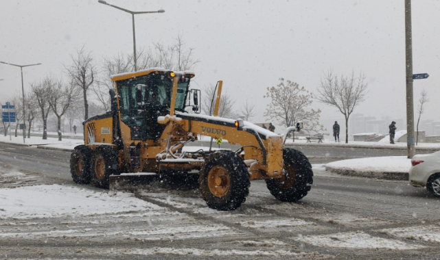 Büyükşehir’den Kar Yağışı Sonrası Arterlere Anında Müdahale