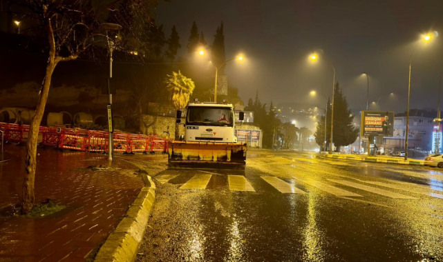 Büyükşehir Kar Alarmında; Ekipler Gece Boyunca Sahada