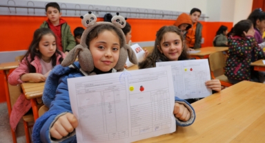 Deprem Bölgesindeki Haydar Aliyev İlkokulu'nda Karne Heyecanı