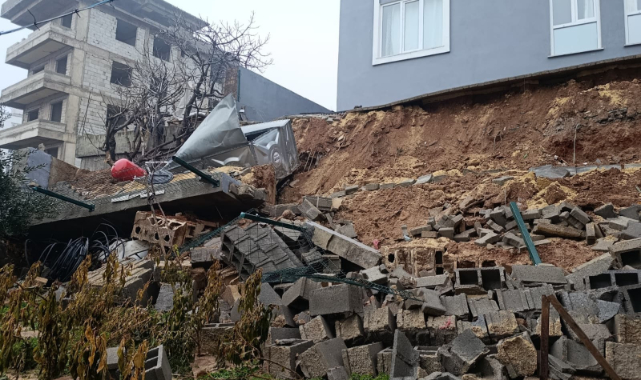 Ev Sahibi, Duvar Çökmesini 'Deprem' Zannetmiş