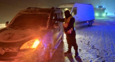 Kahramanmaraş'ta Yolda Mahsur Kalan Vatandaşlara Jandarmadan Yardım