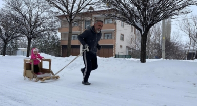 Torununu Kızakla Çekerek Antrenman Yapıyor