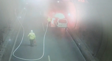 Yanan Aracı Trafik Polisleri Söndürdü