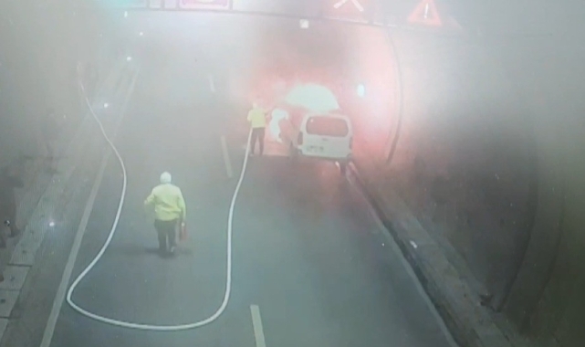 Yanan Aracı Trafik Polisleri Söndürdü