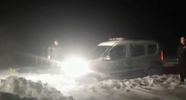 Yolda Kalan Polis Aracının Yardımına İş Makineleri Yetişti