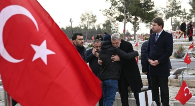 Deprem Şehitleri Kabri Başında Dualarla Yad Edildi