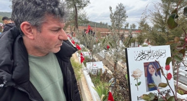 Enkaz Altındaki Kızının Elini Hiç Bırakmamıştı, Depremin 3. Yılında Kabrini Ziyaret Etti