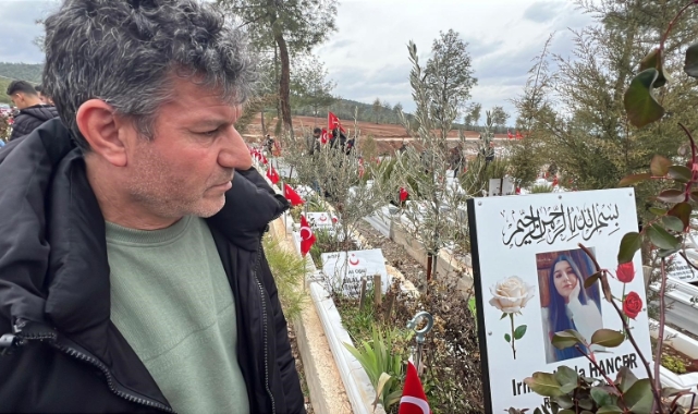 Enkaz Altındaki Kızının Elini Hiç Bırakmamıştı, Depremin 3. Yılında Kabrini Ziyaret Etti
