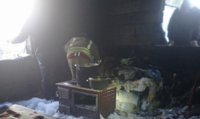 İtfaiye Erleri Alevlerin Arasından Kur'an-I Kerim'i Kurtardı