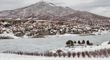 Kahramanmaraş'ın Göksun İlçesinde Soğuk Havanın Etkisiyle Baraj ve Göletler Buz Tuttu.