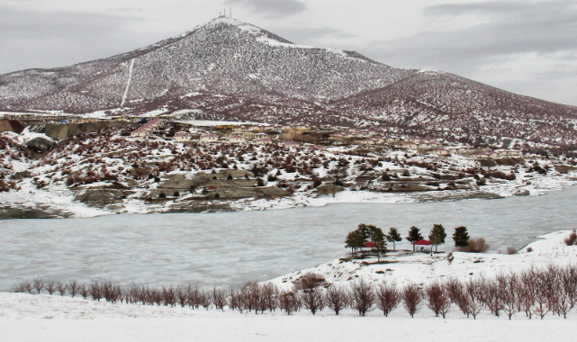 Kahramanmaraş'ın Göksun İlçesinde Soğuk Havanın Etkisiyle Baraj ve Göletler Buz Tuttu.