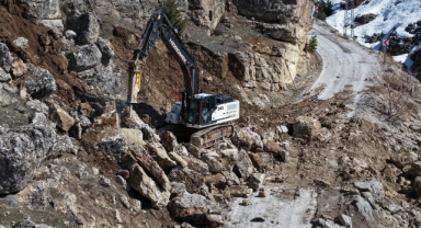 Kahramanmaraş'ta Yol Açma ve Onarım Çalışmaları Sürüyor