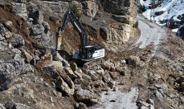 Kahramanmaraş'ta Yol Açma ve Onarım Çalışmaları Sürüyor